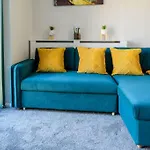 Stylish Two-Bed House Birmingham Sleep Up-To 6