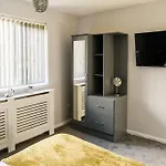 Stylish Two-Bed House Birmingham Sleep Up-To 6