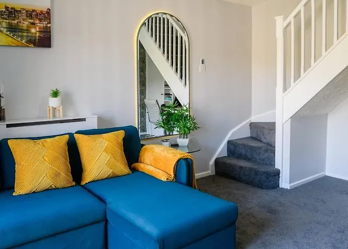 Stylish Two-Bed House Birmingham Sleep Up-To 6
