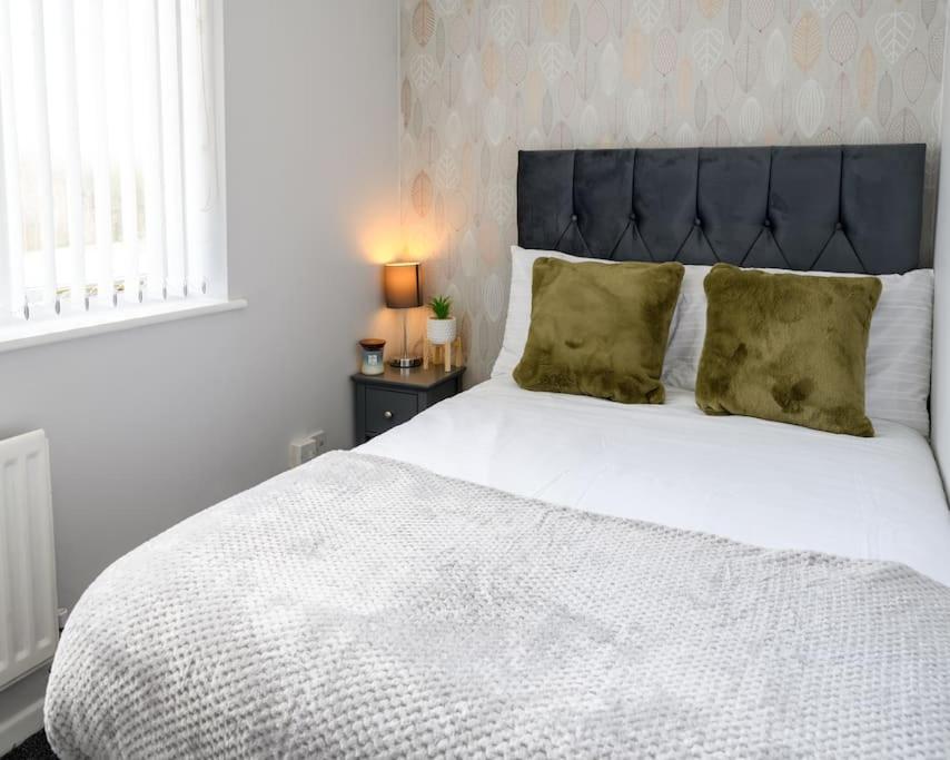 Stylish Two-bed House Sleep Up-to 6 * Birmingham