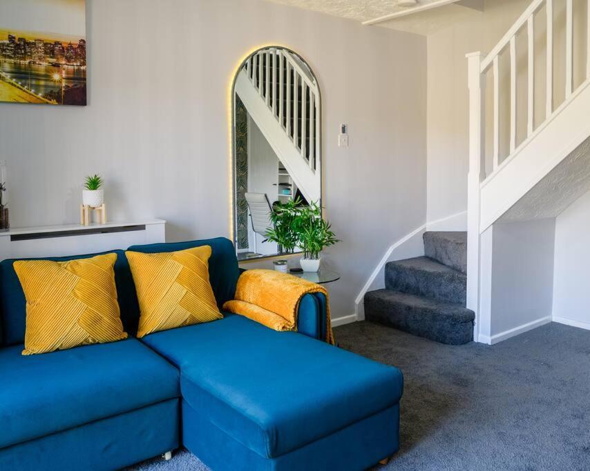 Stylish Two-bed House Sleep Up-to 6 Holiday home *