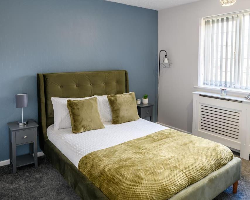 Stylish Two-bed House Sleep Up-to 6 Holiday home Birmingham