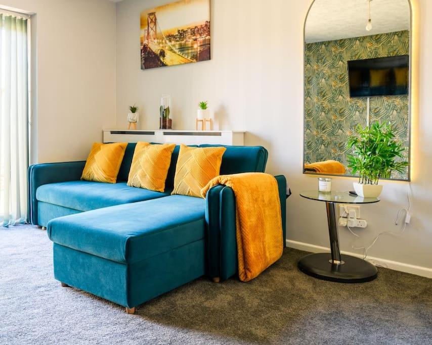 Stylish Two-bed House Sleep Up-to 6 *
