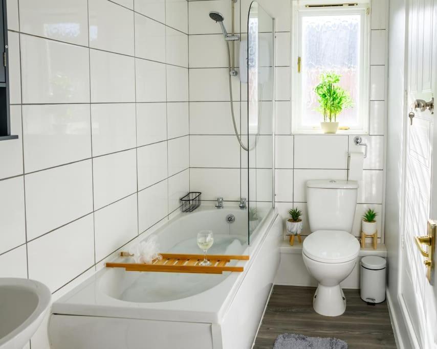 Stylish Two-bed House Sleep Up-to 6