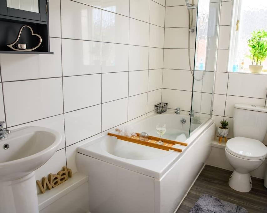 Stylish Two-bed House Sleep Up-to 6 Birmingham